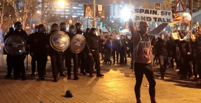 Al Menos Heridos En Los Disturbios Junto Al Camp Nou Durante El