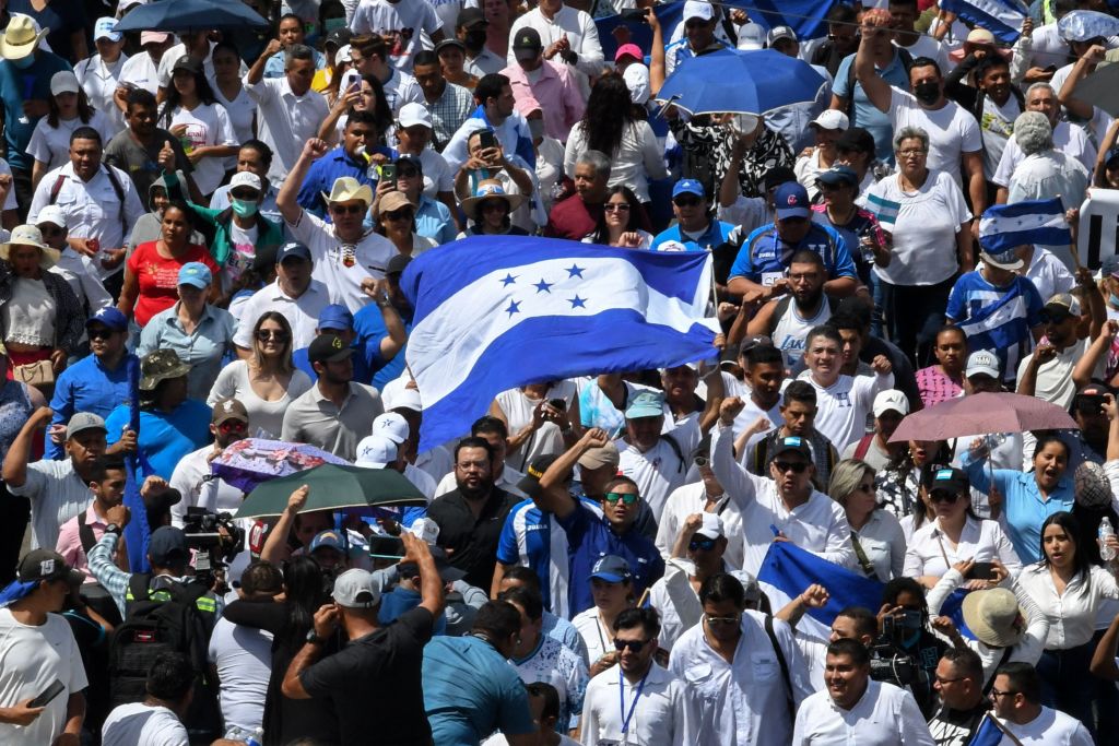 Miles de hondureños marchan en defensa de Honduras y contra el gobierno