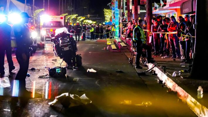 Polic A Motorizado Choca Con Transe Ntes Durante Desfile