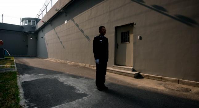 Guardia de prisión en patio interior del Centro de Detención No.1 en Beijing, 25 de octubre, 2012. (Ed Jones/AFP/Getty Images)