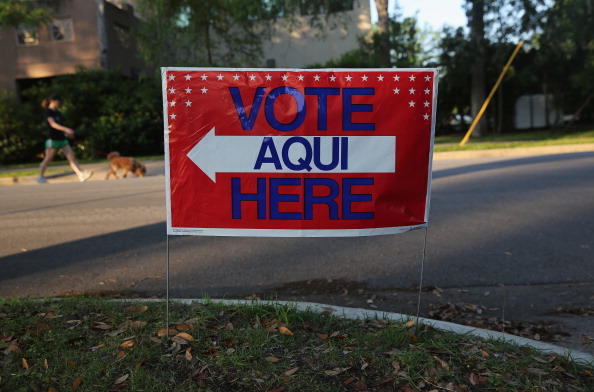 Un cartel bilingüe utilizado en las elecciones locales de Austin, Texas en 2013. (John Moore/Getty Images)