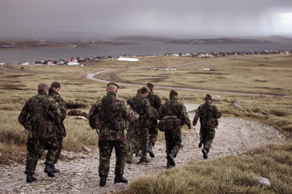 Soldados de la Fuerza de Defensa de las Islas Malvinas en un ejercicio de entrenamiento en las islas en febrero de 2007. (Peter Macdiarmid/Getty Images)