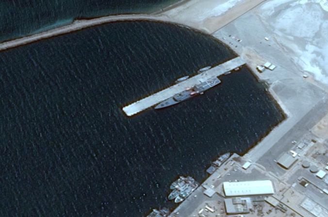 Grandes buques de guerra atracados en Walvis Bay, Namibia, en una imagen satelital captada el 29 de marzo en Google Earth. El régimen chino está supuestamente trabajando en un acuerdo para construir una base naval en Walvis Bay. (Google Earth)
