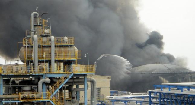 Bomberos tratando de extinguir un incendio en una refinería de PetroChina en Dalian, el 29 de agosto de 2011. Liao Yongyuan, gerente general de PetroChina, fue puesto bajo investigación. (STR/AFP/Getty Images)