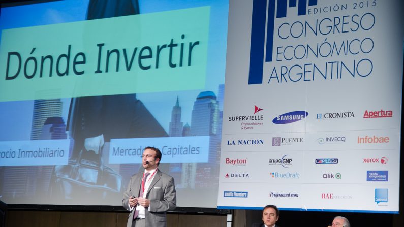 El especialista en inversiones, Mariano Otalora exponiendo en el 3° Congreso Económico Argentino, el 17 de marzo de 2015 en Buenos Aires (Elina Villafañe/La Gran Época)