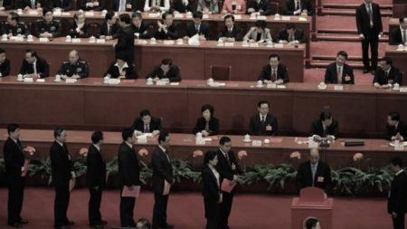 Grupo de dirigentes en China despedidos en la campaña anticorrupción