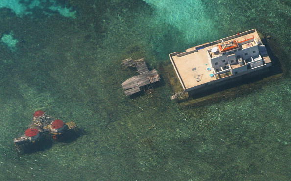 Fotografía aérea tomada en noviembre de 2003 donde se ven estructuras construidas por China en aguas en disputa del Mar del Sur de China. (STR/AFP/Getty Images)