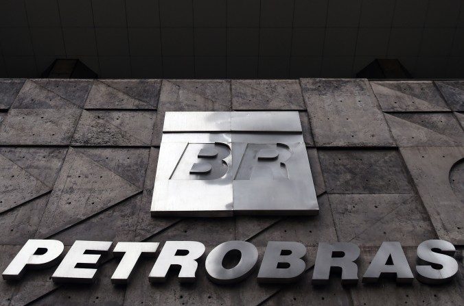 El logo de Petrobras en la sede corporativa de la empresa petrolera estatal brasileña. (Vanderlei Almeida / AFP / Getty Images)