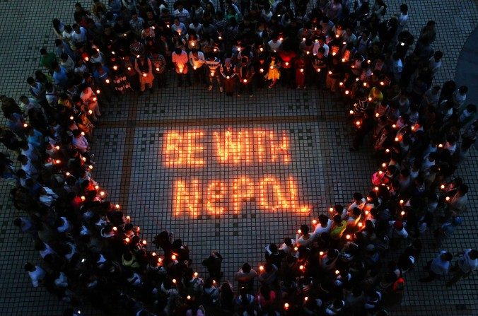 Estudiantes nepaleses y chinos se reúnen para orar por Nepal en la Universidad Nanhua en Hengyang, provincia central china de Hunan el 26 de abril de 2015. (STR / AFP / Getty Images)