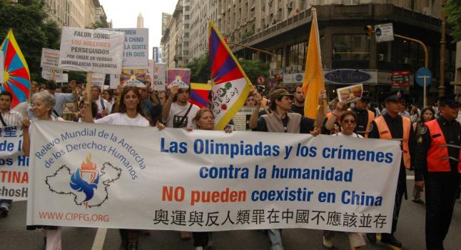 El relevo mundial de la antorcha de los derechos humanos, en 2008, en Buenos Aires (La Gran Época)
