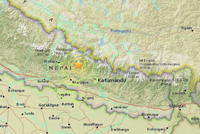 Dos fuertes terremotos de 7,5 u 6,5 grados azotaron la misma región de Nepal al noroeste de Kathmandú el 25 de abril de 2015 a las a las 6:11 ( hora UTC) y las 6:45. ( USGS)