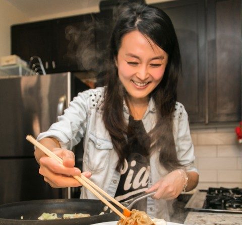 CiCi Li, conductora de “CiCi Food Paradise”, hace fideos yam Shirataki. (Benjamin Chasteen/La Gran Época)