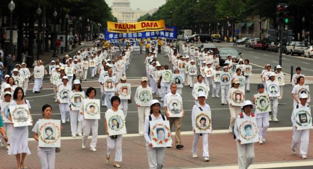 Un desfile en Washington DC conmemora a los practicantes de Falun Gong que murieron víctimas de la persecución en China. (TIM SLOAN/AFP/Getty Images)