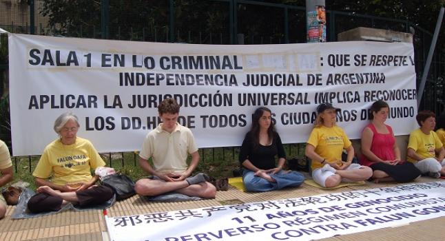 En Buenos Aires, Argentina, practicantes de Falun Gong apelan pacíficamente frente los tribunales de Comodoro Py por la causa judicial contra los jerarcas chinos involucrados en crímenes de lesa humanidad. (Archivo La Gran Época)
