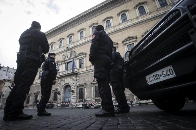Varios policías italianos montan guardia en las inmediaciones de la embajada de Francia en Roma. EFE/Archivo