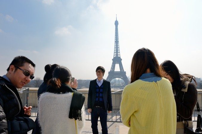 Turistas chinos se fotografían frente a la Torre  Eiffel el 27 de marzo de 2013 en París, Francia. (Eric Feferberg/AFP/Getty Images)