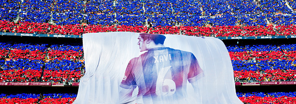 Los fans del Barça despliegan una bandera en honor a Xavi. (Alex Caparros/Getty Images)