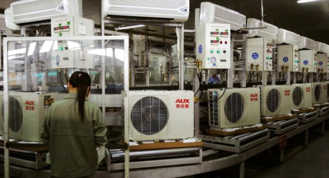 Fábrica de aires acondicionados en China. (Zhang Peng / LightRocket través de Getty Images)