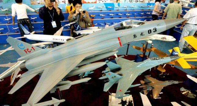 Un modelo del FC-1, uno de los aviones de combate del régimen chino, en la exhibición en el Zhuhai Airshow de China el 31 de octubre de 2004. El régimen chino podría empezar a desarrollar aviones FC-1 junto a Argentina. (Mike Clarke / AFP / Getty Images)