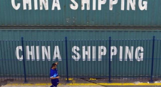 Un empleado del puerto de Rio de Janeiro (Brasil) camina junto a contenedores procedentes de China, el 6 de febrero de 2009. (ANTONIO SCORZA / AFP / Getty Images)