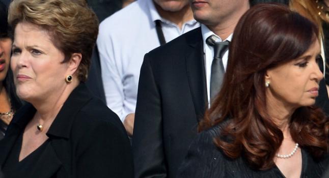 La presidenta de Brasil, Dilma Rousseff (Izq.) y su par argentina, Cristina Fernández de Kirchner (Der.). La injerencia china en América Latina está ocasionando conflictos entre los principales socios del MERCOSUR (GABRIEL BOUYS/AFP/Getty Images)