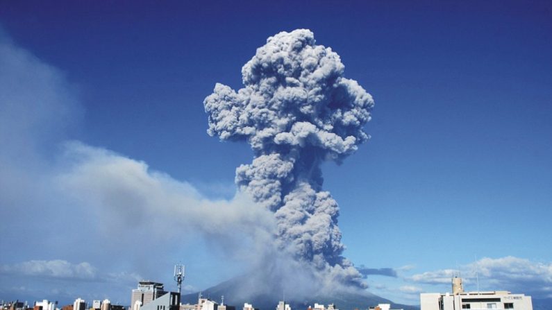 Volcán Shindake en violenta erupción la mañana del 29 de mayo de 2015. ( Captura de vídeo de Youtube)