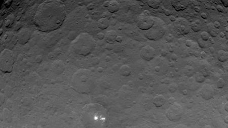 A 7000 metros de los curiosos puntos brillantes de Ceres