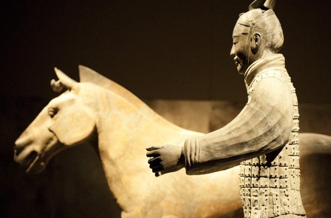 El jinete y un caballo de cuadrigas son exhibidos como parte de los Guerreros de Terracota de China en la exposición llevada a cabo en Discovery Times Square de Nueva York el 24 de abril 2012. (Don Emmert/AFP/Getty Images)
