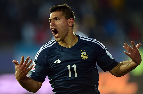 El delantero argentino Sergio 'Kun' Agüero celebra su gol ante Uruguay por la Copa América 2015. (MARTIN BERNETTI/AFP/Getty Images)