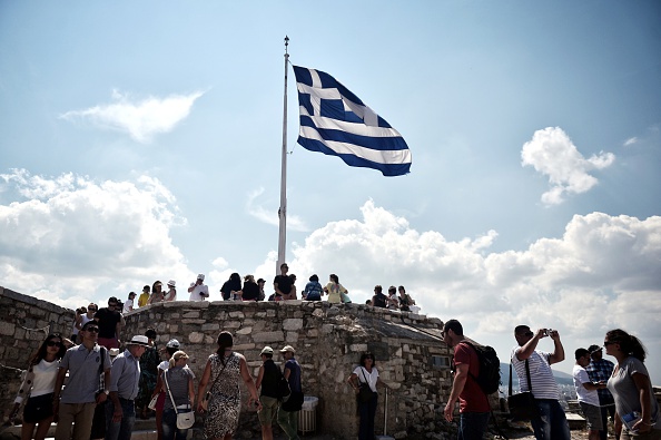 La bandera griega en la Acrópolis de Atenas. (LOUISA GOULIAMAKI/AFP/Getty Images)