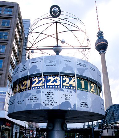 Alemania, Berlín: Alexander square; Greenwich Mean Time torre tv y reloj.    (Yavuz Arslan/ullstein bild via Getty Images)