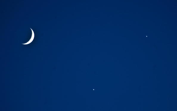 La Luna junto a Venus (abajo) y Júpiter (der.) en una conjunción del 1 de diciembre de 2008. (NICHOLAS KAMM/AFP/Getty Images)