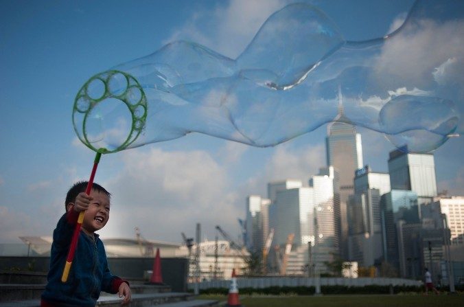 Un niño hace burbujas en Hong Kong, noviembre de 2014. (Anthony Kwan/Getty Images)