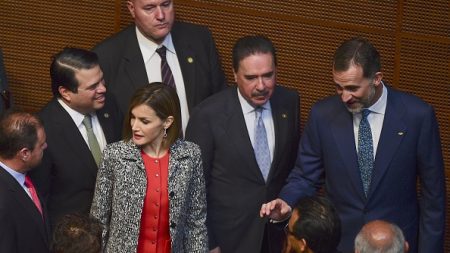 Impiden a senadores mexicanos que se tomen selfies con los reyes