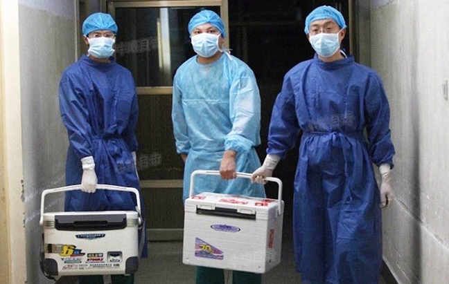 Médicos llevan órganos frescos para trasplante en un hospital de la provincia de Henan, China, el 16 de agosto del 2012. (Captura de pantalla a través de Sohu.com)