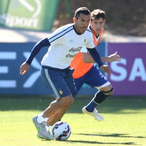 El jugador argentino Carlos Tevez podría continuar su carrera en el Napoli de Italia.