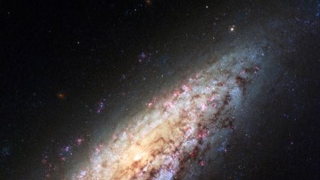 Galaxia solitaria sorprende al borde del «vacío»
