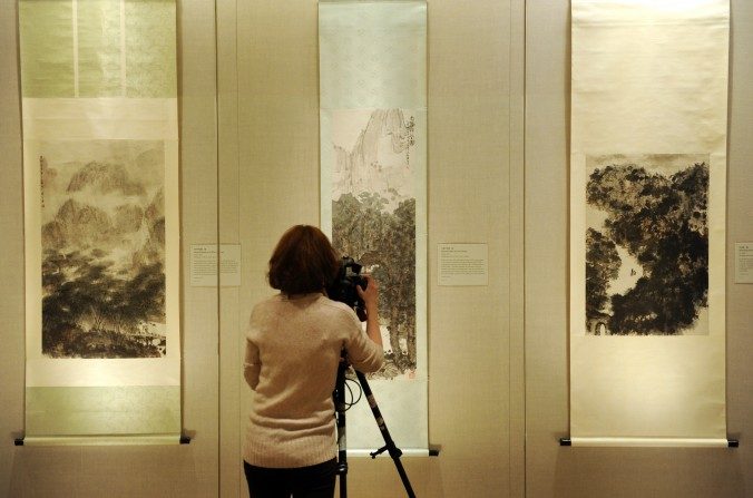 Una mujer filma una exposición de pintura china en el Museo Metropolitano de Arte en Nueva York el 20 de enero de 2012. (Stan Honda / AFP / Getty Images)