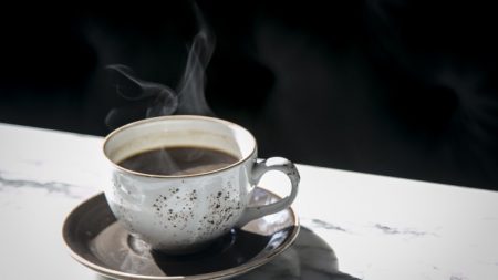 Cafeína sintética versus cafeína natural y cómo cada una puede afectar el envejecimiento