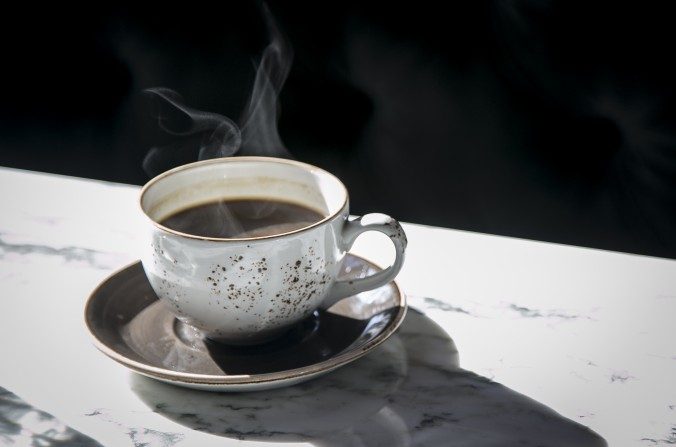 La cafeína estimula el sistema nervioso, enviando señales directas a las células grasas para descomponerlas. (Samira Bouaou/The Epoch Times)