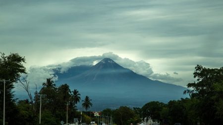 Activan protocolos preventivos por fase eruptiva en volcán de Colima