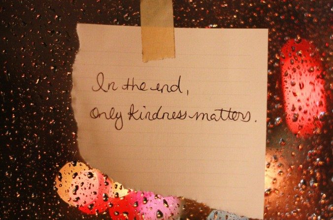 Actuar con compasión por lo general significa poner las necesidades de otros por delante de las propias, proponerte actuar con bondad a menudo requiere no sólo estar atento, sino también tener un poco de fuerza de voluntad. (Jennifer/Flickr/CC BY 2.0)