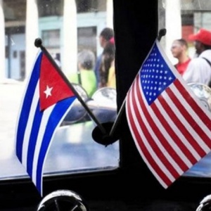 Banderas de Cuba y Estados Unidos. (imagen diariohoy.net)