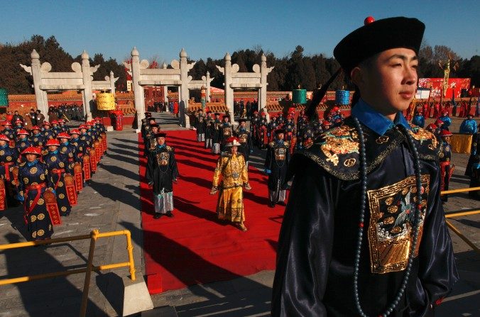 Un artista participa de la ceremonia tradicional de la Dinastía Qing en la que los emperadores oraban por buena fortuna, durante la apertura de una feria anual en el Templo de la Tierra en el área de Beijing. (Ed Jones/AFP/Getty Images)