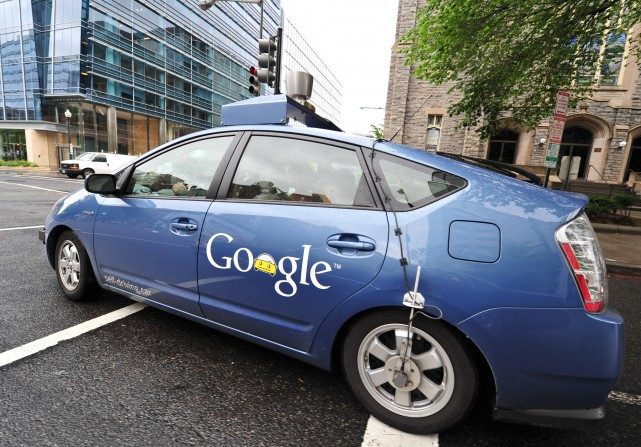 Este coche de Google funciona y se mueve sin conductor humano, tiene una cámara y un software que lo guía. Googlemaps)