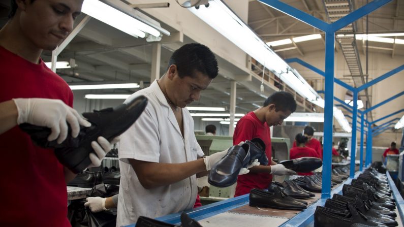Trabajadores de una fábrica de zapatos en León, Estado de Guanajatio, México, 1° de marzo de 2013. (Ronaldo Schemidt / AFP / Getty Images)