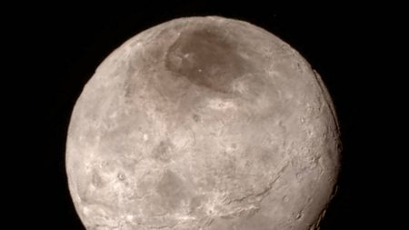 Caronte, la luna de Plutón sorprende con pocos cráteres