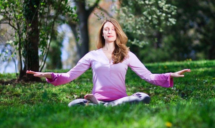 Una practicante de Falun Dafa meditando. Se encontró que muchas de las personas que practican meditación son capaces de emanar grandes cantidades de varios tipos de energía, que pueden ser medidas, también son capaces de controlar el metabolismo y otros procesos corporales. (Jeff Nenarella/La Gran Época)