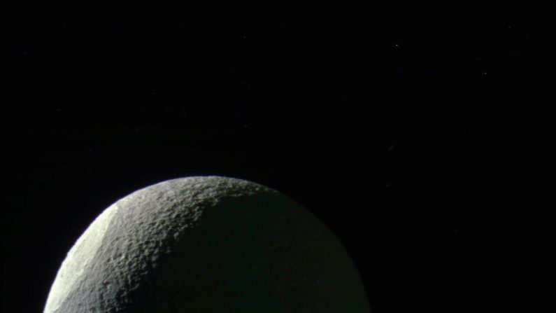 Luna teti de Saturno, La imagen revela la diferencia de textura y brillantez de la cuenca Odysseus. ( Casini/ NASA)