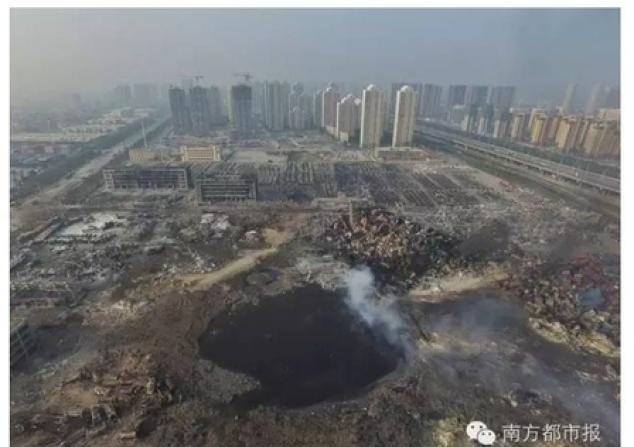 Una foto publicada en la red social china Weibo muestra el crater que dejó la explosión en Tianjin, en el mes de agosto 2015. (Weibo)